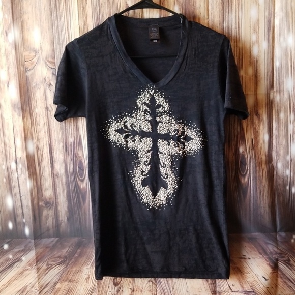 savy threads Tops - 5/25❤Cross tshirt
